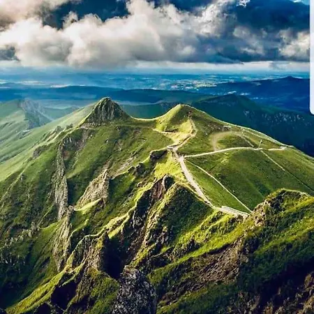 Dans Un Village En Auvergne Sancy Egliseneuve-d'Entraigues